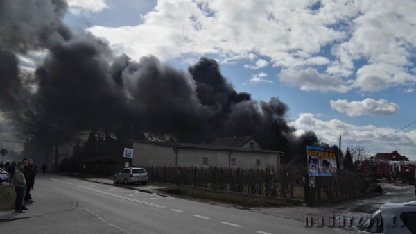 W Mrokowie duży pożar hali